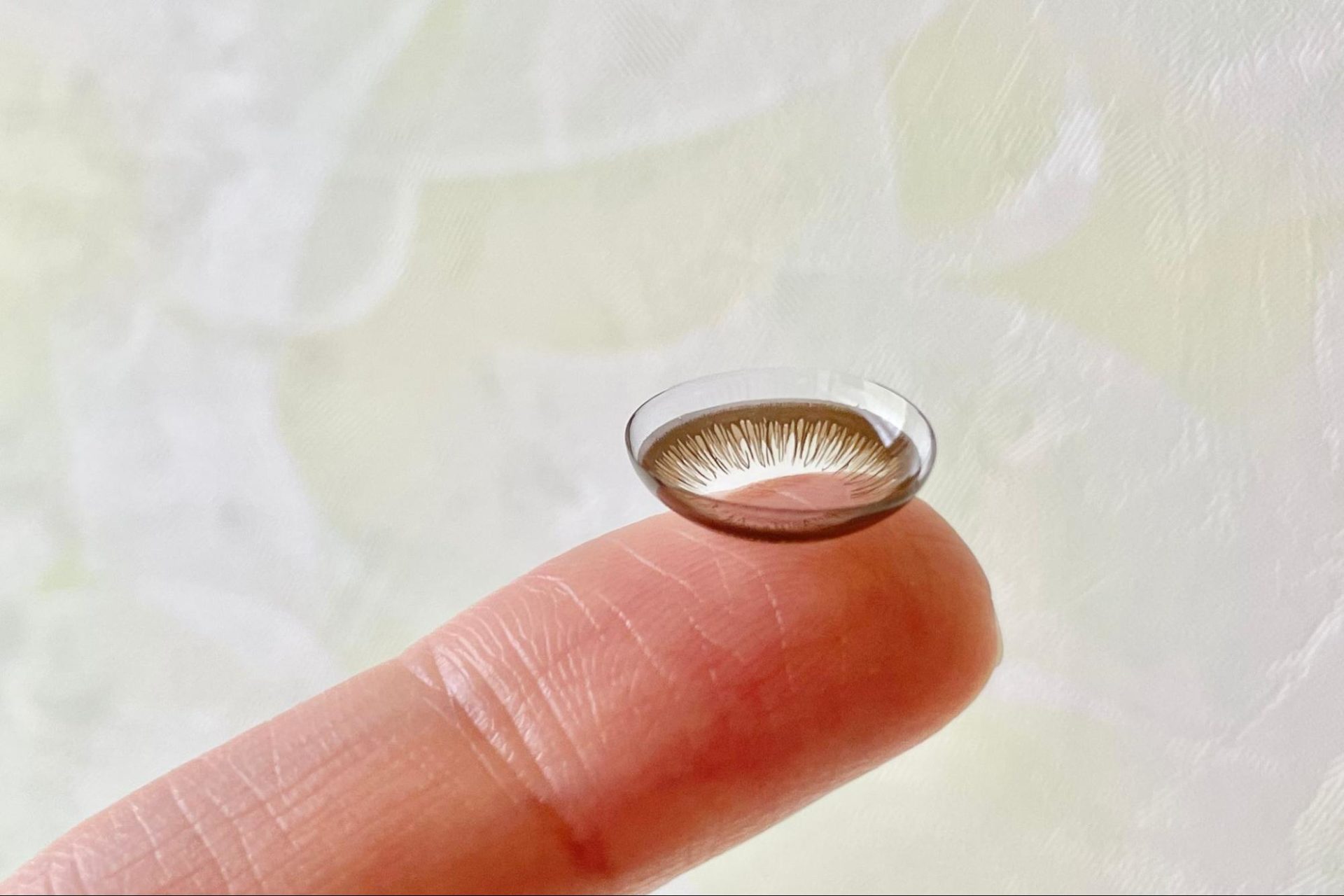 指に乗せたカラコン