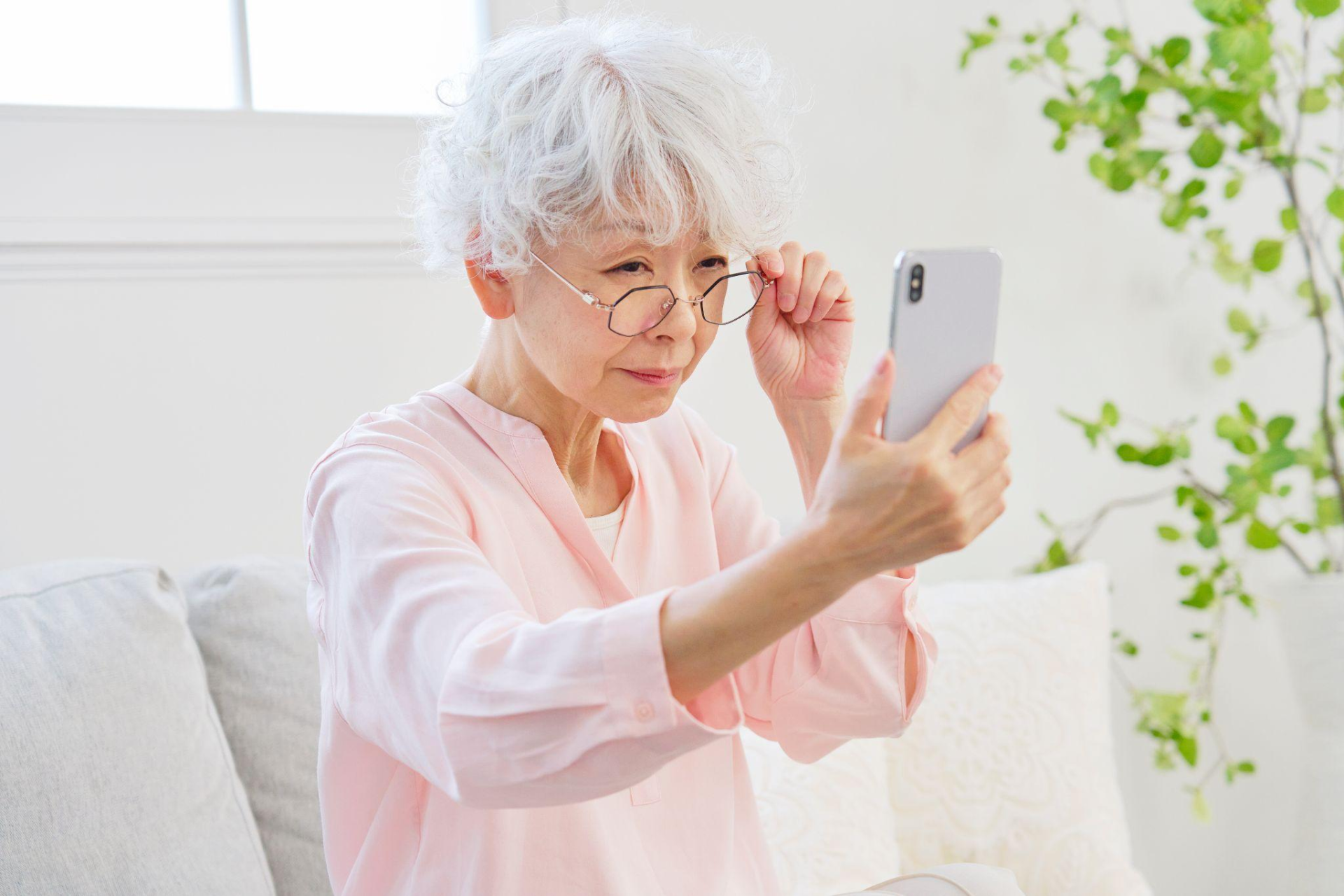 ICLで老眼は治る？老眼用ICLのメリット・デメリットとよくある疑問も解説