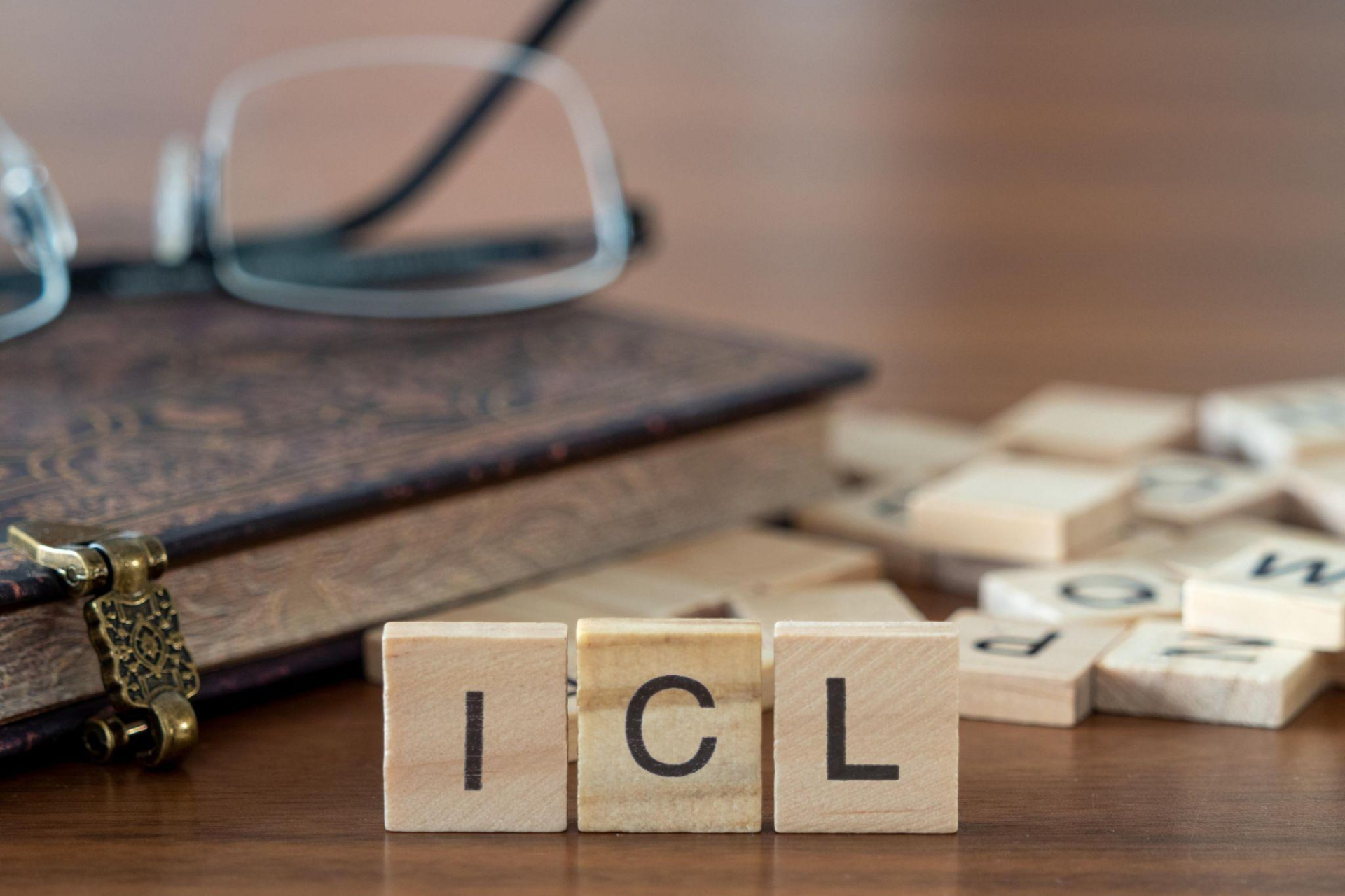 ICLは今後安くなる?費用相場・安く受けるポイントとクリニックの選び方も解説